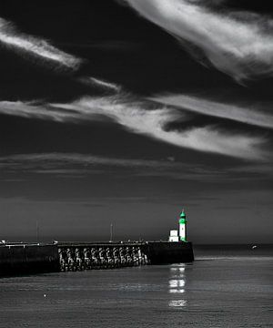 Leuchtturm Le Tréport teilweise in schwarz-weiß von Harrie Muis