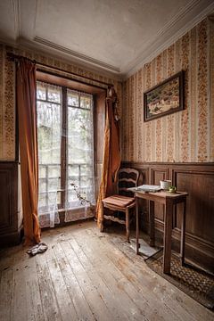 Tafel en stoel bij het raam van Inge van den Brande