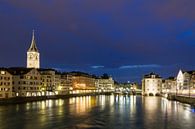 Zurich in de avond met rivier de Limmat van Dennis van de Water thumbnail