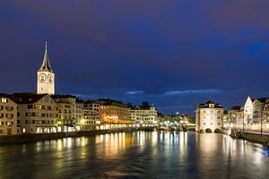 Zurich in de avond met rivier de Limmat sur Dennis van de Water