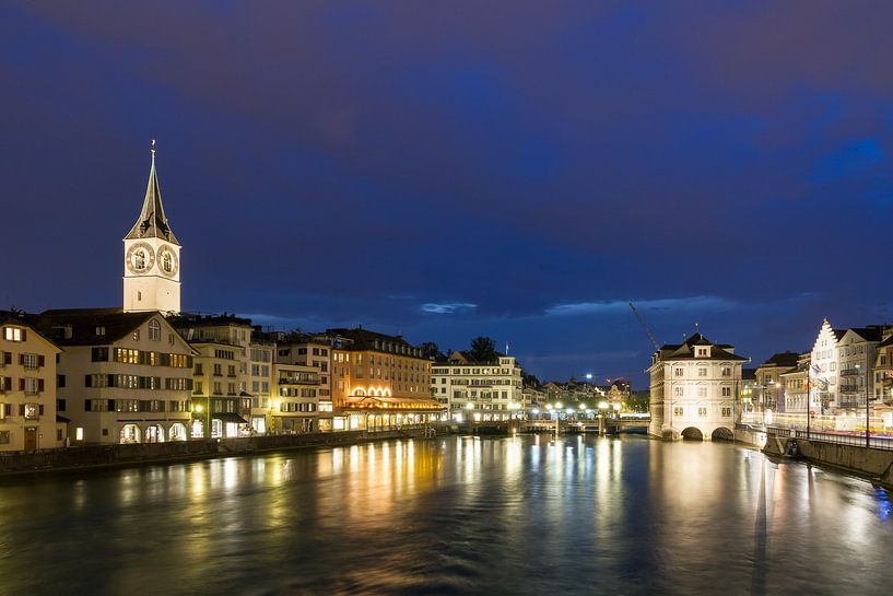Zurich in de avond met rivier de Limmat van Dennis van de Water