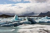 Eisschollen im Gletschersee von Louise Poortvliet Miniaturansicht