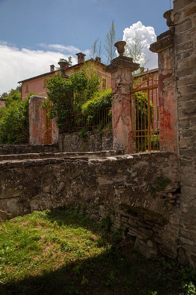 Zaun mit Brücke in Bobbio, Piemont, Italien von Joost Adriaanse