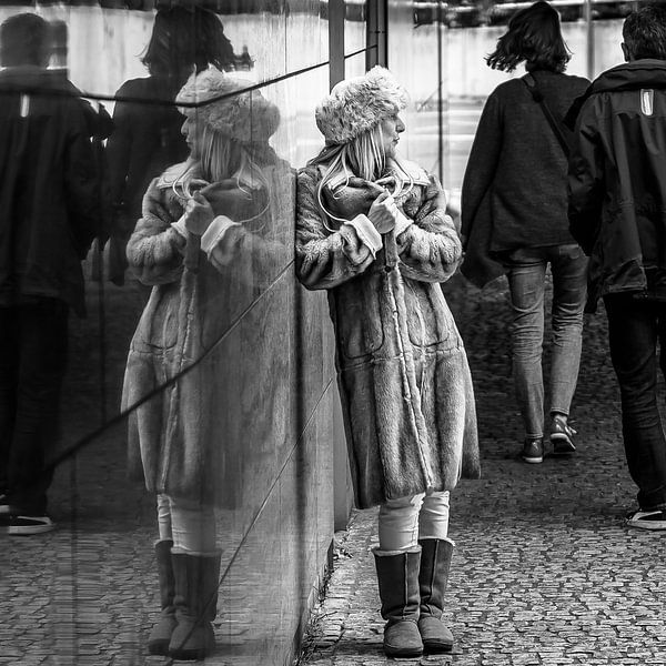 Vrouw en spiegelbeeld von Hans Verduin