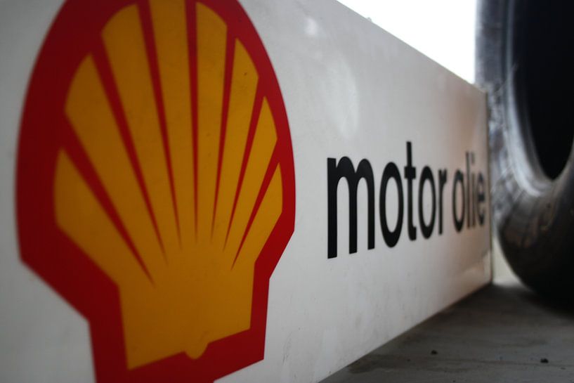 shell motorolie by Lukas van der Burg