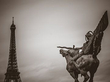 La France Renaissante, Paris by Bianca  Hinnen
