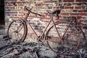 Vélo décrépit dans la grange