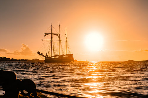 Dreimaster im Sonnenuntergang vor der Bretagne