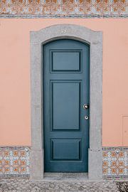 Front door Lisbon | blue and pink | travel photography Portugal