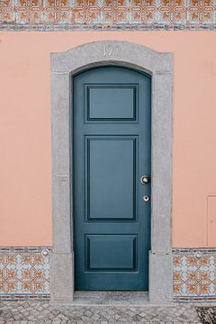 Front door Lisbon | blue and pink | travel photography Portugal by Anne Verhees