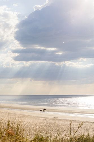 Lichtstralen en ruiters – Strand bij Wenduine