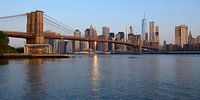 Brooklyn Bridge in New York kurz nach Sonnenaufgang, Panorama von Merijn van der Vliet Miniaturansicht