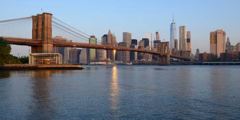 Brooklyn Bridge in New York kurz nach Sonnenaufgang, Panorama