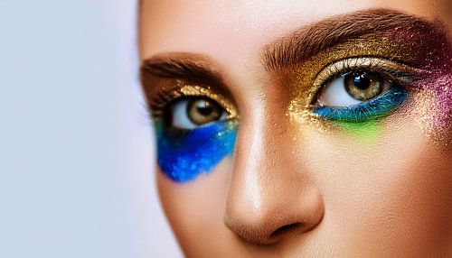 Vrouwengezicht met verschillende kleuren