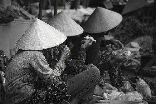 Drie vrouwen met een banaan op de markt, Hoi An, Vietnam van Simone Diederich