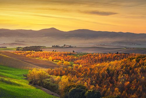 Herfst zonsondergang in Toscane