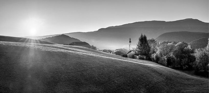 Kastelruth Sonnenuntergang in schwarz-weiß von Manfred Voss, Schwarz-weiss Fotografie