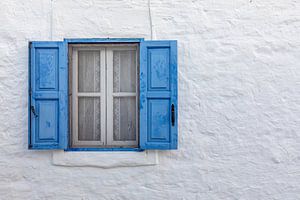 Oud raam met blauwe luiken van Tilo Grellmann
