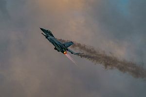 Belgisches F-16 Demo Team: Dark Falcon. von Jaap van den Berg