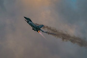 Belgische F-16 Demo Team: Dark Falcon. van Jaap van den Berg