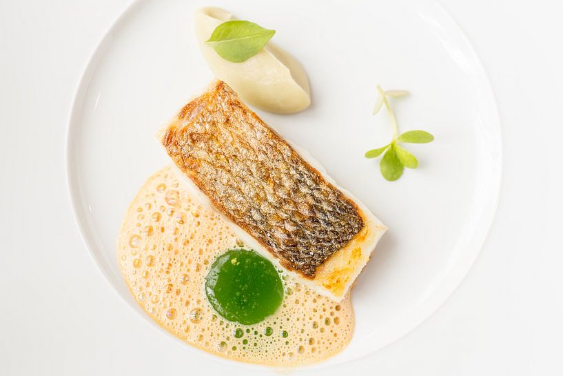 Geroosterde zeebaars met artisjok crème, basilicum en Verjus von Casper van Dort