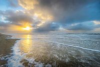 De zon die bijna ondergaat bij een prachtige lucht.
