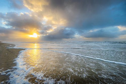 The sun almost setting on a beautiful sky.