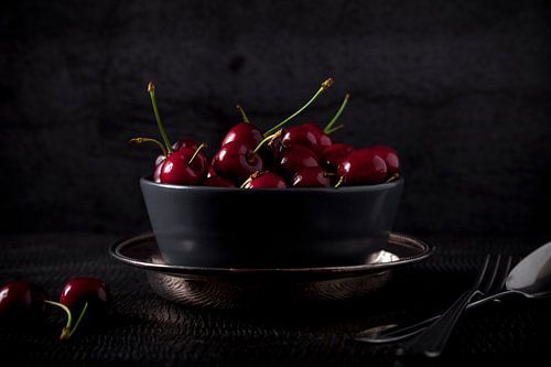 Kersen in zilveren schaal