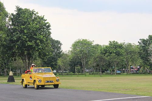 gelber Oldtimer mit offenem Verdeck