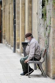 Rokende meneer alleen op een bankje. by Maren Oude Essink