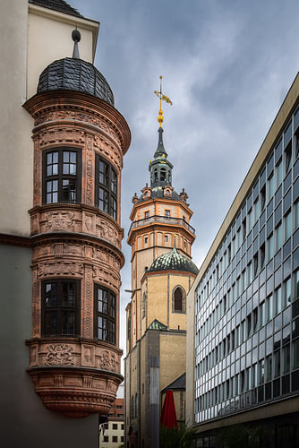 De toren van de Nikolaikirche in Leipzig: tussen oude en nieuwe architectuur