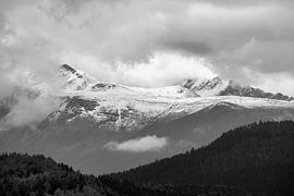 Montagnes en noir et blanc sur Arjen Roos