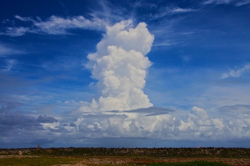 Wolkenlucht Bonaire (Nederlands Antillen) van Loraine van der Sande