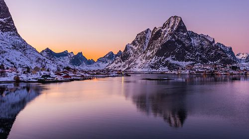 Fischerdorf Reine auf den Lofoten Inseln in Norwegen im Winter mit Schnee bei Sonnenuntergang