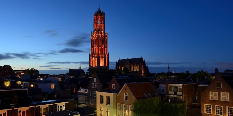 Stadsgezicht met oranje Domtoren in Utrecht van Donker Utrecht