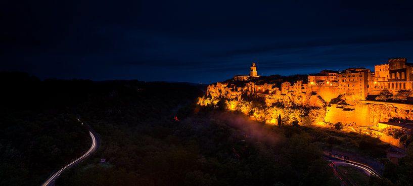 Nacht in Pitigliano - Toscane van Damien Franscoise