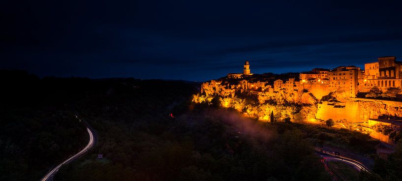 Nacht in Pitigliano - Toskana von Damien Franscoise