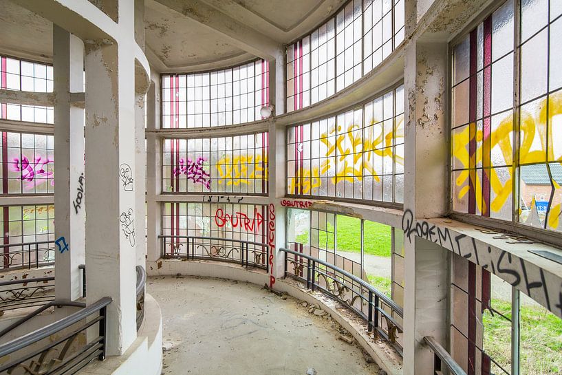 Urbex-Gebäude mit Fenstern und Graffiti von Ger Beekes