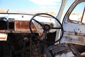 Interieur oude verroeste kapotte auto karakteristiek vintage