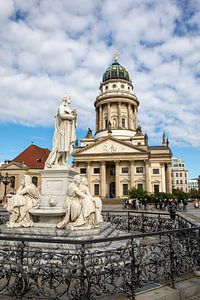 Gendarmenmarkt Berlin - Schillerbrunnen und Französischer Dom