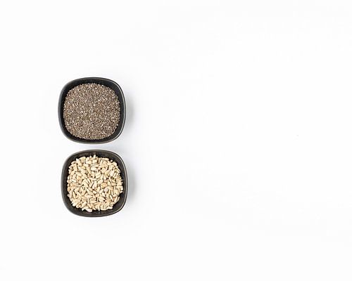 Schaaltjes met chiazaad en zonnebloempitten