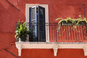 Zomerbalkon in Verona van Christian Müringer