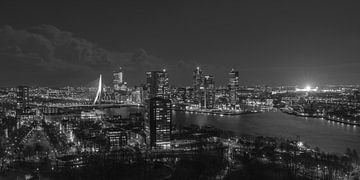 De skyline van Rotterdam met een verlichte De Kuip