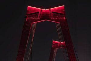 Le Willemsbrug à Rotterdam dans la nuit sur MS Fotografie | Marc van der Stelt