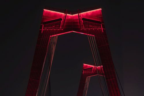 De Willemsbrug in Rotterdam in de nachtelijke uren