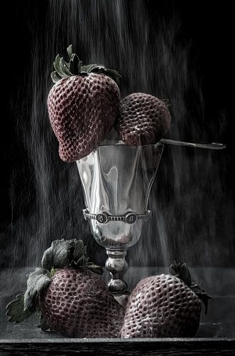 Stilleven van aardbeien in een zilverkleurige kelk. 