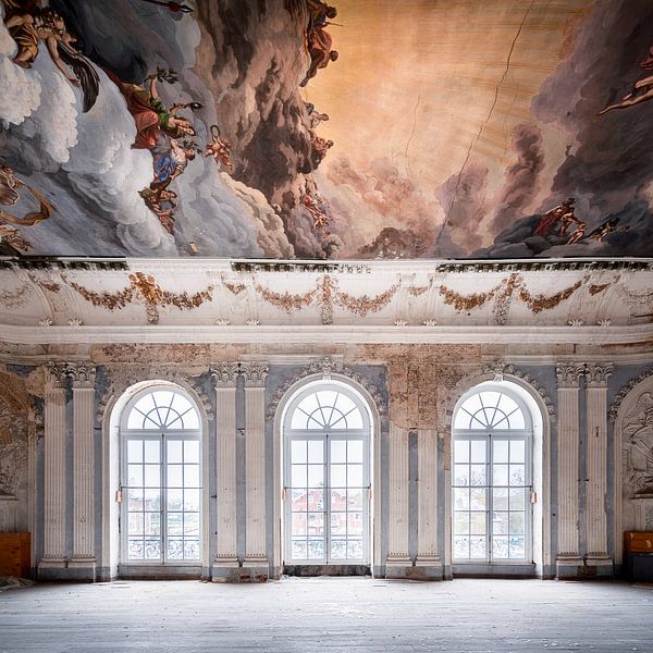 Verlassener Ballsaal mit Malerei. von Roman Robroek – Fotos verlassener Gebäude