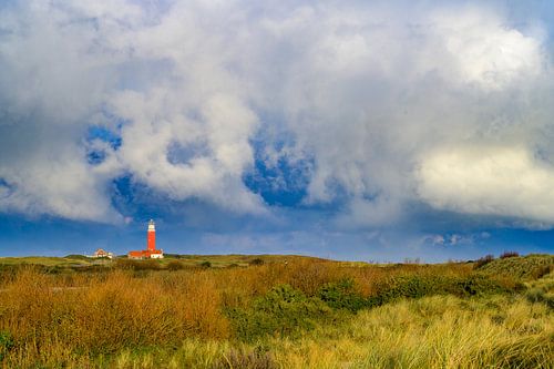 Vuurtoren van Texel in de duinen tijdens een stormachtige herfstochtend