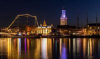 De stad Kampen gedurende zonsondergang met de IJssel. van Daan Kloeg thumbnail