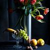 Stilleven van vaas met boeket van rozen en lelies n de stijl van de 17e eeuw van Marianne van der Zee